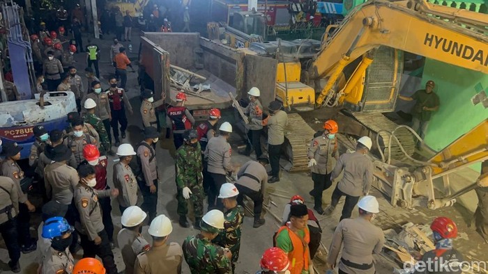 BNPB Duga Masih Ada 49 Santri Tertimbun Reruntuhan Ponpes di Sidoarjo; Tim SAR Terus Berjuang Menemukan Mereka