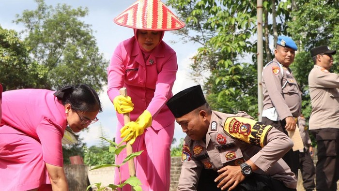 Bhayangkari Kuansing Tanam Pohon, Dukung Green Policing untuk Lindungi Lingkungan