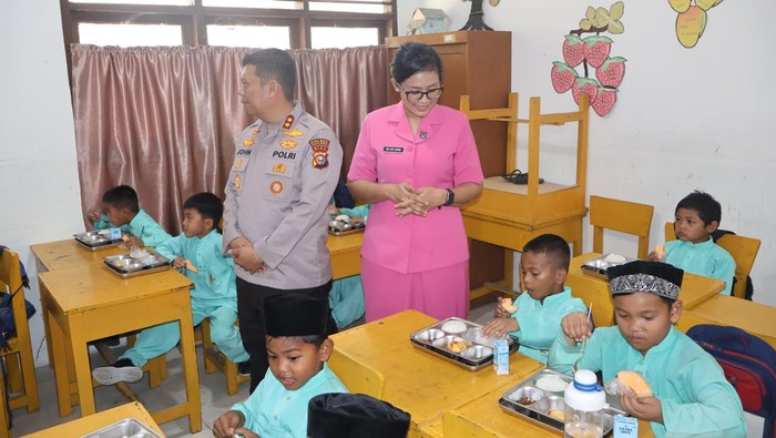 Kapolres Pelalawan Pantau Distribusi MBG di Sekolah, Pastikan Tepat Sasaran - Update 1