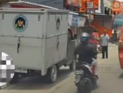 **Mobil Boks Logo BGN Tabrak Motor Lawan Arah di Depok, Pemotor Luka-luka**