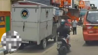 **Mobil Boks Logo BGN Tabrak Motor Lawan Arah di Depok, Pemotor Luka-luka**
