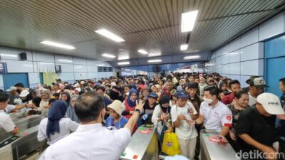 “Penumpang KRL Monas Terjebak di Juanda, Buka Tutup Menambah Beban!”