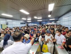 “Penumpang KRL Monas Terjebak di Juanda, Buka Tutup Menambah Beban!”