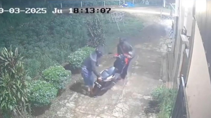 Viral CCTV: Dua Maling Gotong Motor di Bogor, Polisi Segera Cek TKP