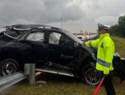 Fortuner Kecelakaan Hingga Ringsek di Tol Bangkinang Riau, 3 Orang Terluka