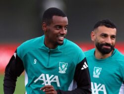 “Slot: Isak & Salah – Dua Pemain yang Mungkin Menentang Waktu”