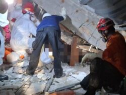 Gatal-Gatal Menyerang Tim SAR saat Selamatkan Korban Ponpes Al Khoziny! #TimSAR #KorbanPonpes