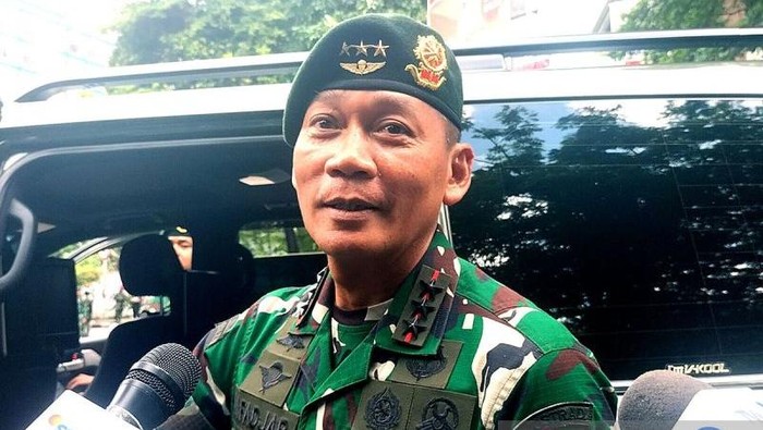 **Tragedi HUT TNI: Prajurit Kostrad Meninggal Kecelakaan dari Tank di Monas**