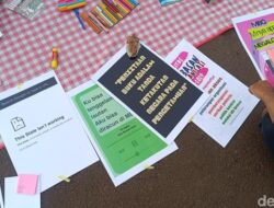 Massa Demo di DPR: Poster Protes, ‘Kolam Pancing’, dan Kutek yang Membuat Heboh!