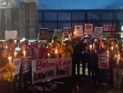 [Massa Nyalakan Lilin di DPR, Aksi ‘Piknik’ yang Menyulut Kebohongan!]