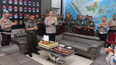 “Jalin Sinergitas, Kapolres Priok Beri Surprise ke 5 Mako saat HUT-80 TNI: Soliditas yang Mengagumkan!”