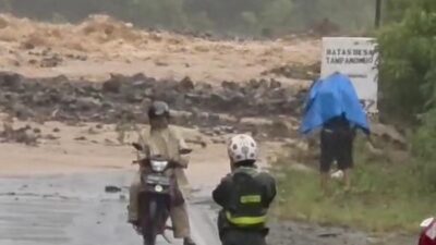 Longsor Maut Tutup Jalan Trans Ampana-Poso, Lalu Lintas Lumpuh!