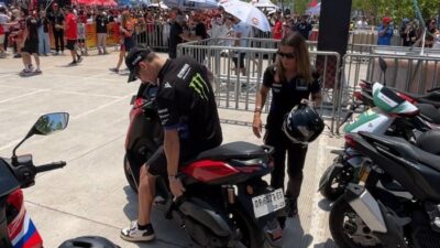 **Act of Service Quartararo: Beri Helm dan Turunkan Footstep buat Boncenger Wanita** di MotoGP Mandalika 2025