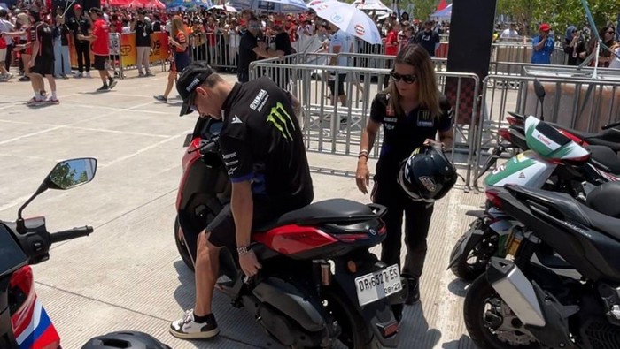 **Act of Service Quartararo: Beri Helm dan Turunkan Footstep buat Boncenger Wanita** di MotoGP Mandalika 2025