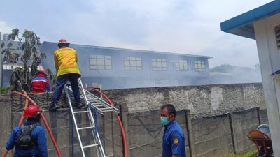 Kebakaran Menerjang Pabrik Bingkai di Cibinong, Asap Mengepul di Langit Bogor