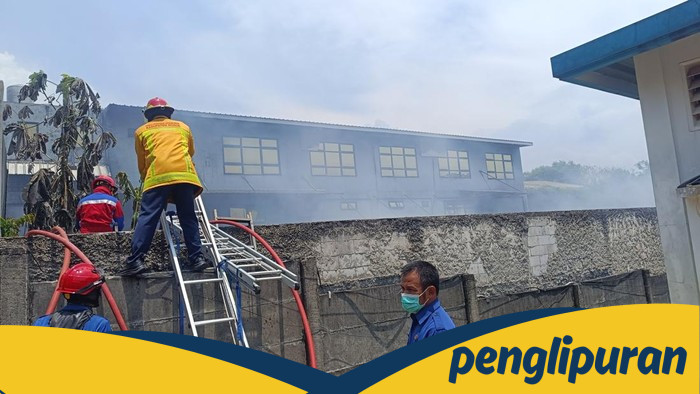 Kebakaran Menerjang Pabrik Bingkai di Cibinong, Asap Mengepul di Langit Bogor