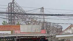 “Hujan dan Angin Kencang Bikin Papan Reklame Ambruk, Rumah Warga Terkena dampak di Tangsel”