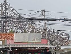 “Hujan dan Angin Kencang Bikin Papan Reklame Ambruk, Rumah Warga Terkena dampak di Tangsel”