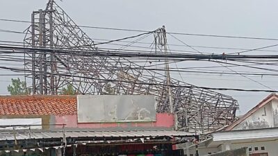 “Hujan dan Angin Kencang Bikin Papan Reklame Ambruk, Rumah Warga Terkena dampak di Tangsel”