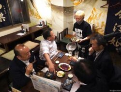 “Tabu di Meja Makan: Kenapa Memberi Tip Masih Jadi Kontroversi di Jepang”