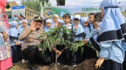 Kapolres Kampar Ajarkan Anak TK Cinta Lingkungan, Tanam Pohon: Inspirasi untuk Generasi Berkelanjutan!