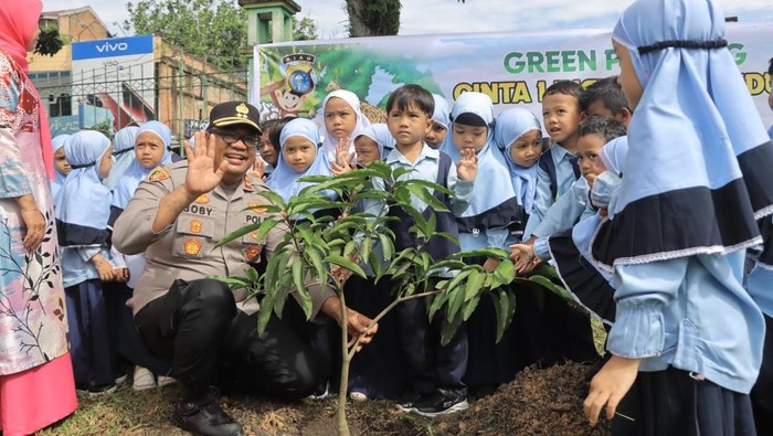 Kapolres Kampar Ajarkan Anak TK Cinta Lingkungan, Tanam Pohon: Inspirasi untuk Generasi Berkelanjutan!