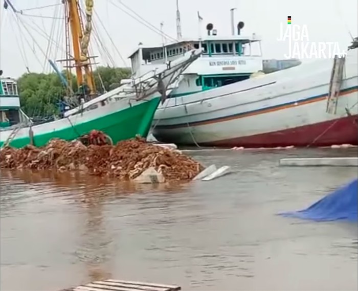 **Tanggul Jebol di Sunda Kelapa, Lalin Penjaringan Terasa Macet Parah!**