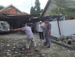 Tak Terduga! Tembok Ambruk Diterjang Hujan angin di Tangsel Timpa Motor-motor Parkir