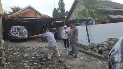 Tak Terduga! Tembok Ambruk Diterjang Hujan angin di Tangsel Timpa Motor-motor Parkir