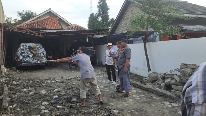 Tak Terduga! Tembok Ambruk Diterjang Hujan angin di Tangsel Timpa Motor-motor Parkir