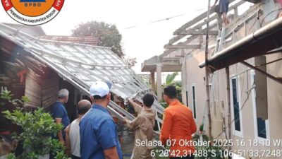 “Atap Rumah Warga Bogor Terbawa Angin, Penghuni Mengungsi karena Kecelakaan Alam yang Menyedihkan”