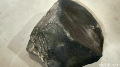 Meteor Diduga Jatuh di Tegal, Batu Langit Ini Jadi Perbincangan Warga!