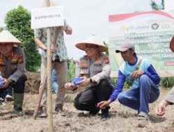 Polresta Pekanbaru Tanam Jagung, Sumbang Sembako, dan Resapi Solidaritas