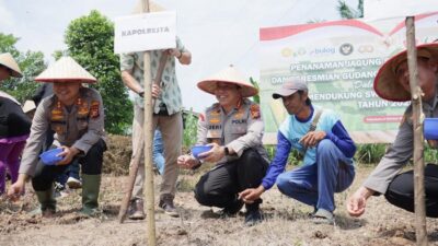Polresta Pekanbaru Tanam Jagung, Sumbang Sembako, dan Resapi Solidaritas