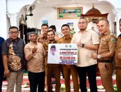 “Andre Rosiade Perkuat Infrastruktur, Serahkan Bantuan ke Masjid di Solok”