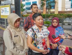 **”Pecinta Kucing Wajib Tahu! Skywalk Kebayoran Kini Disediakan Tempat Khusus Beri Makan Kucing”**