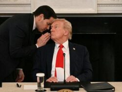 “Menlu AS Beri Trump Kertas soal Kesepakatan Gaza, Ada Tulisan ‘Sangat Dekat'” #Kabar24 #KabarKhusus #BreakingNews #Internasional #Politik #Gaza #JoeBiden #DonaldTrump #AS-Israel #Dunia