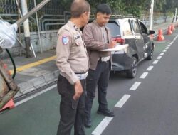 [Kecelakaan Mobil Vs Motor di Jl Trunojoyo Jaksel, Ada Korban Luka]