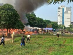 14 Mobil Damkar Tanggap Cepat, Kebakaran Rumah Bedeng di Kelapa Gading