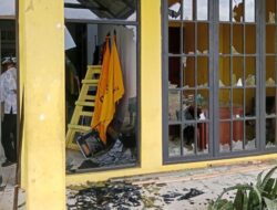 [Kantor DPD Golkar di Ambon Dihantam Massa, Jendela Pecah-Pintu Rusak! Apa yang Sebenarnya Terjadi?]