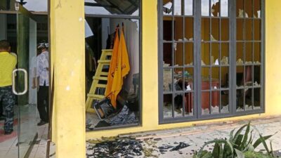 [Kantor DPD Golkar di Ambon Dihantam Massa, Jendela Pecah-Pintu Rusak! Apa yang Sebenarnya Terjadi?]