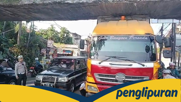 Truk Kontainer Kembali Nyangkut di Talang(simpang Kedunghalang) Bogor, Timbul Kemacetan
