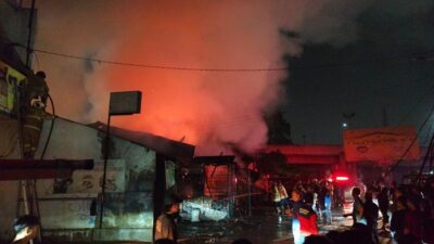 Kebakaran Hebat di Bengkel-Warung Madura Cikunir, 4 Damkar siaga
