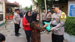 **Kapolres Tanjung Priok Serahkan 420 Paket Bansos bagi Ojol, Buruh, dan Satpam**