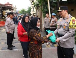 **Kapolres Tanjung Priok Serahkan 420 Paket Bansos bagi Ojol, Buruh, dan Satpam**