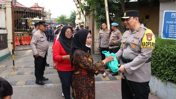 **Kapolres Tanjung Priok Serahkan 420 Paket Bansos bagi Ojol, Buruh, dan Satpam**
