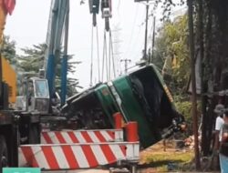 **Truk Kontainer Terguling di Cileungsi, Arus Lalu Lintas Terhambat**