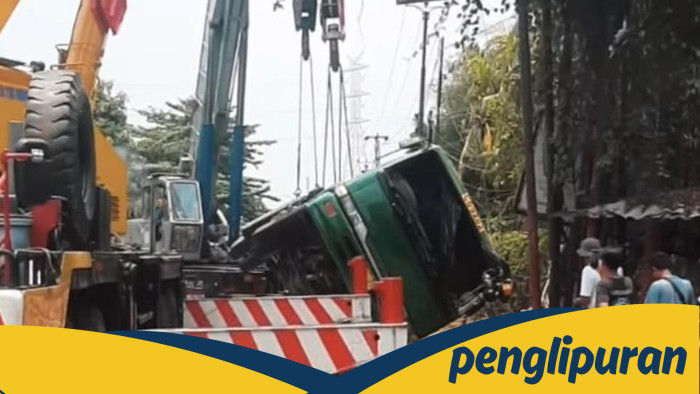 **Truk Kontainer Terguling di Cileungsi, Arus Lalu Lintas Terhambat**