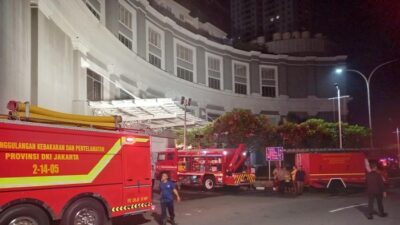 Mal di Kelapa Gading Terbakar, 14 Damkar Sibuk Tuntaskan Kebakaran Dini Hari!