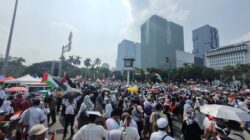 **Massa Kompak Nyanyi ‘Heal The World’ di Aksi Bela Palestina Patung Kuda**